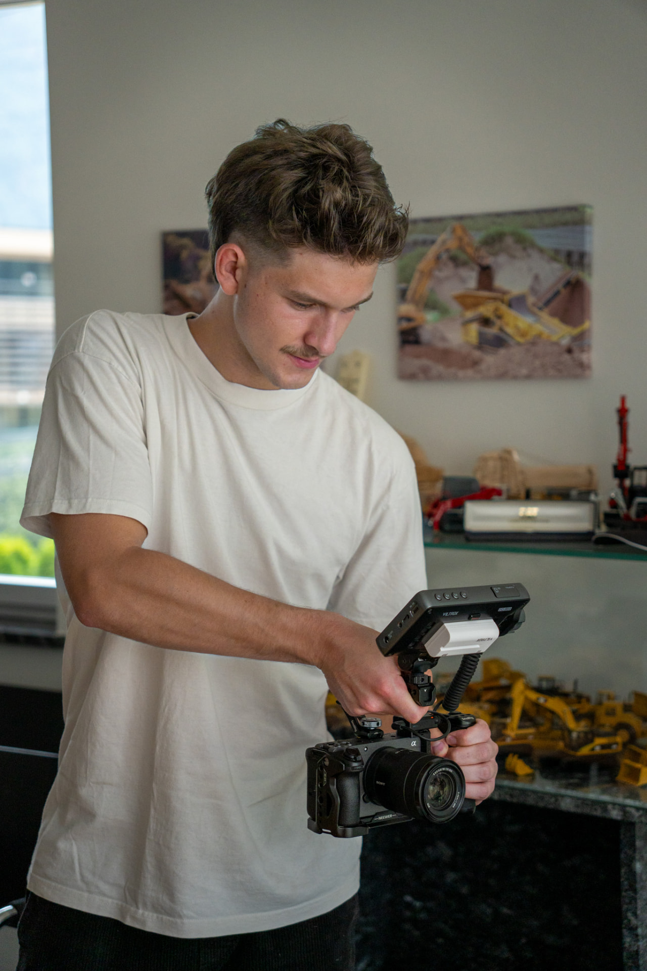Noah Wierer richtet seine Kamera für einen Dreh ein